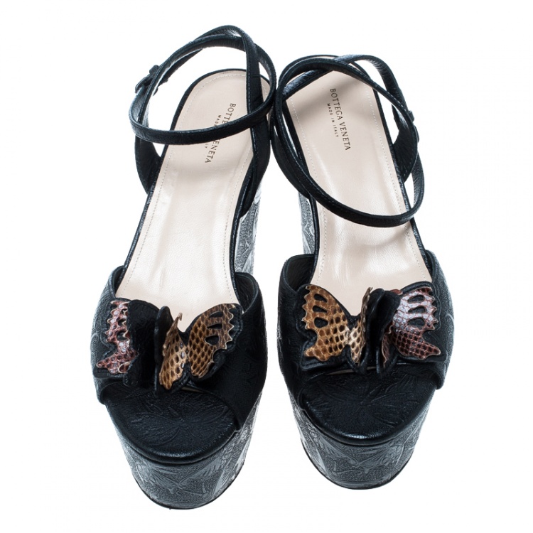 مملوكة مسبقًا Bottega Veneta Black Leather Snakeskin Detail Butterfly Gilda Wedge Sandals Size 40