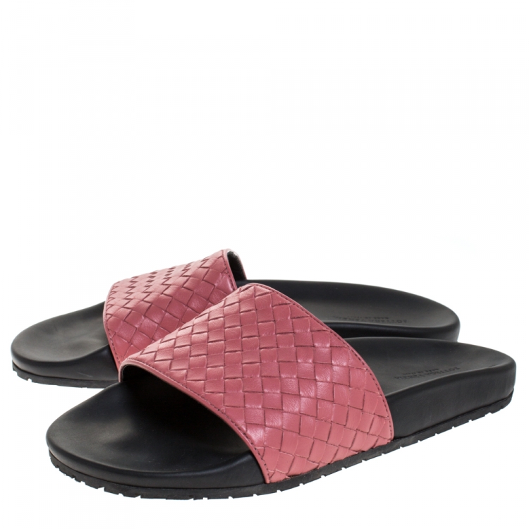 Pre Owned Bottega Veneta Black/Old Rose Intrecciato Leather Lake Slide Flats Size 39