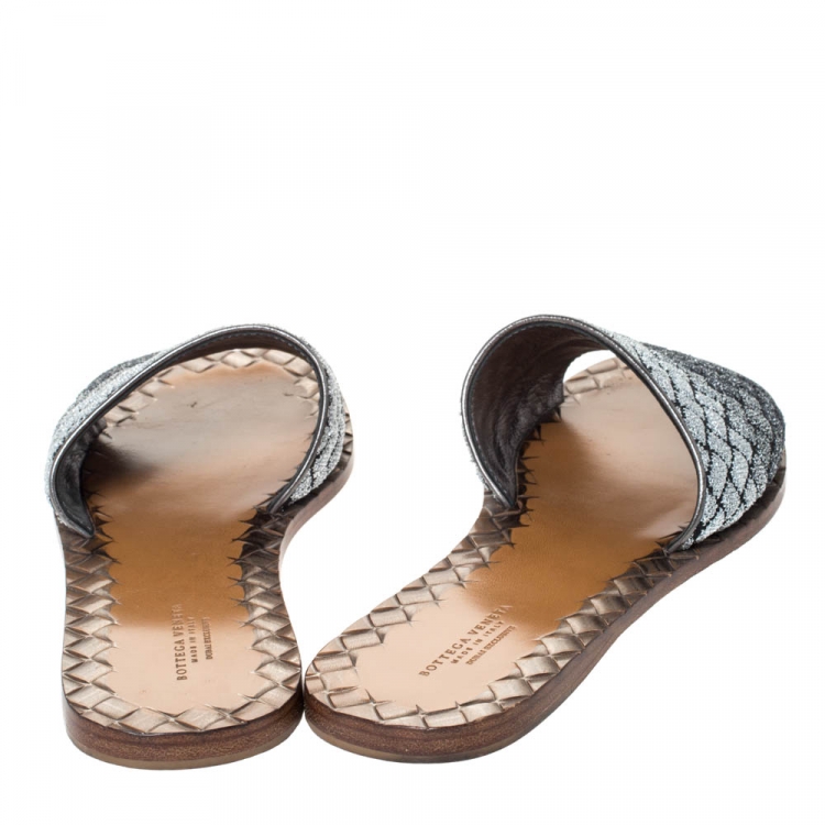 Pre Owned Bottega Veneta Metallic Silver/Grey Chain Stitch Intrecciato Flat Slides Size 37.5