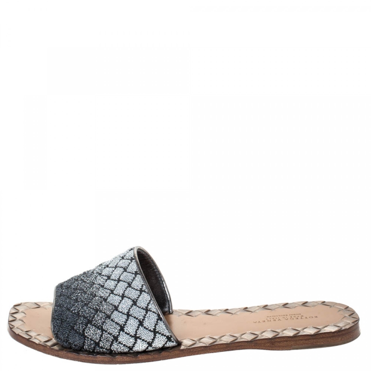 Pre Owned Bottega Veneta Metallic Silver/Grey Chain Stitch Intrecciato Flat Slides Size 37.5