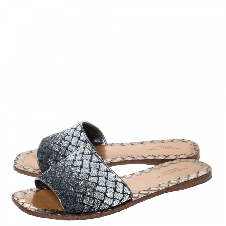 Pre Owned Bottega Veneta Metallic Silver/Grey Chain Stitch Intrecciato Flat Slides Size 37.5