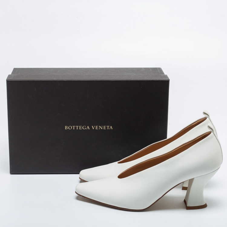 Pre Owned Bottega Veneta White Leather Almond-Toe Pumps Size 38