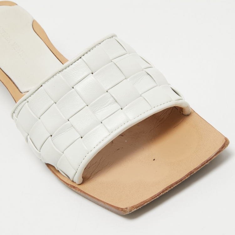 Pre Owned Bottega Veneta White Intrecciato Leather Square Toe Slide Sandals Size 38