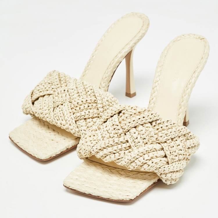 サンダル・ミュール BOTTEGA VENETA Lido raffia slide sandals NIB Bottega Veneta Lido White Intrecciato Raffia Flat Slide
