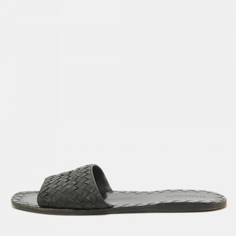 مملوكة مسبقًا Bottega Veneta Black Intrecciato Leather Flat Slides Size 39.5