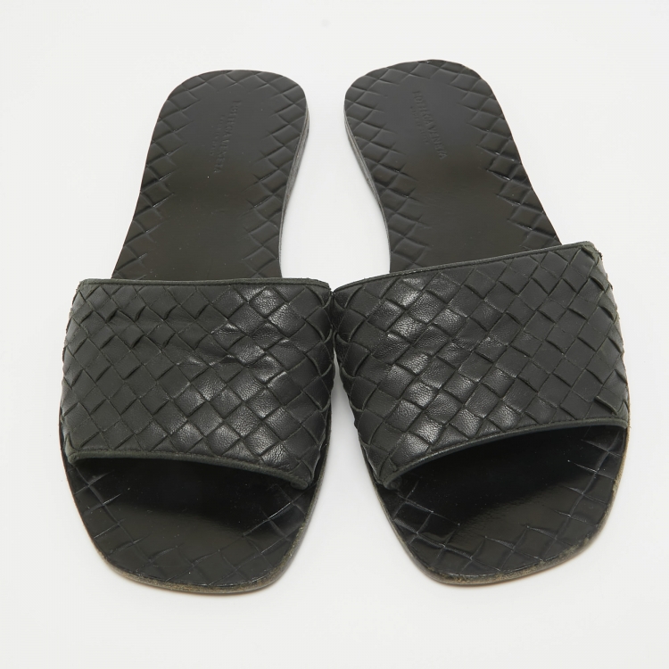 مملوكة مسبقًا Bottega Veneta Black Intrecciato Leather Flat Slides Size 39.5