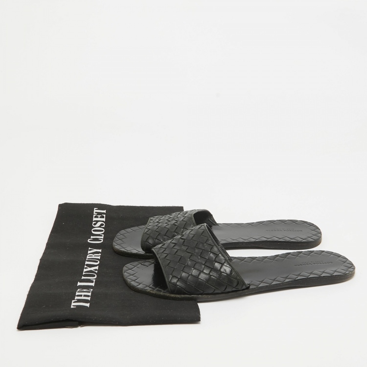 مملوكة مسبقًا Bottega Veneta Black Intrecciato Leather Flat Slides Size 39.5