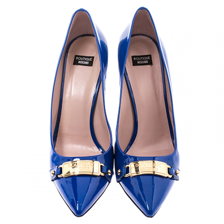 مملوكة مسبقًا Boutique Moschino Blue Patent Leather Logo Plague Pointed Toe Pumps Size 41