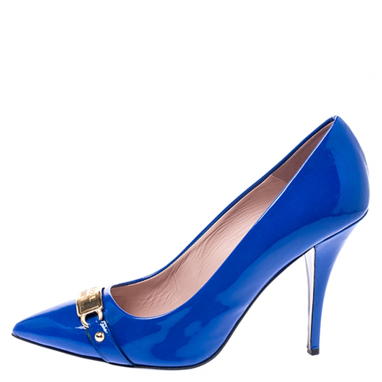 مملوكة مسبقًا Boutique Moschino Blue Patent Leather Logo Plague Pointed Toe Pumps Size 41
