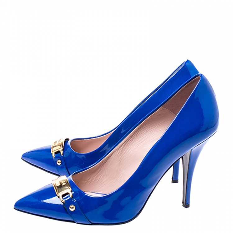 مملوكة مسبقًا Boutique Moschino Blue Patent Leather Logo Plague Pointed Toe Pumps Size 41