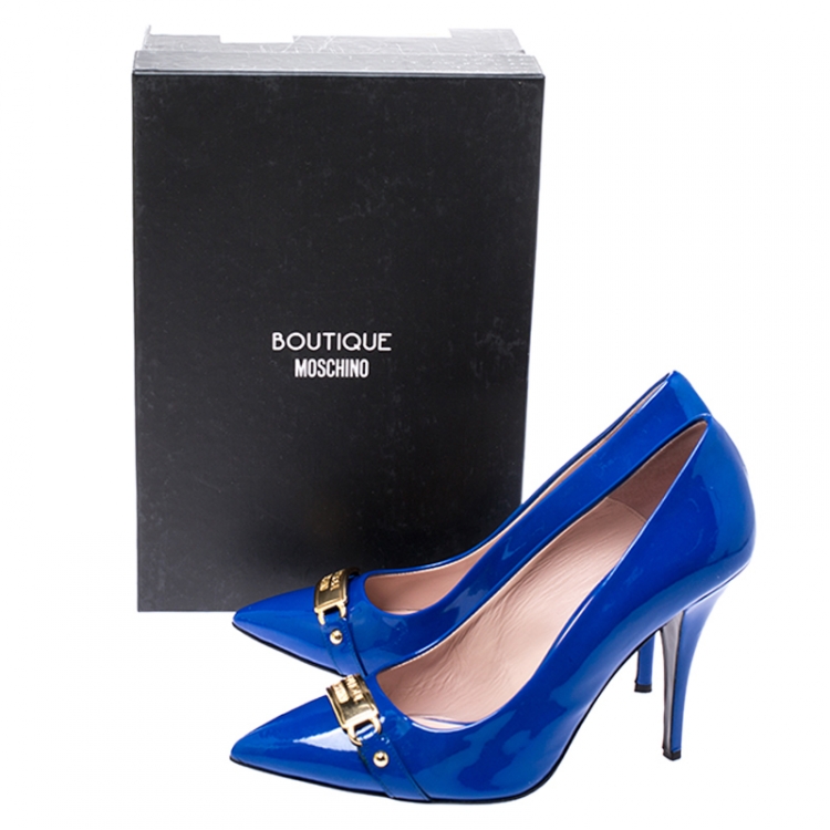 مملوكة مسبقًا Boutique Moschino Blue Patent Leather Logo Plague Pointed Toe Pumps Size 41