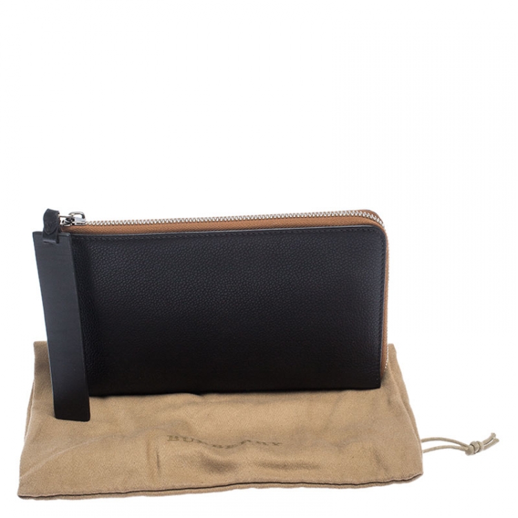 مملوكة مسبقًا Burberry Black Leather Wristlet Clutch