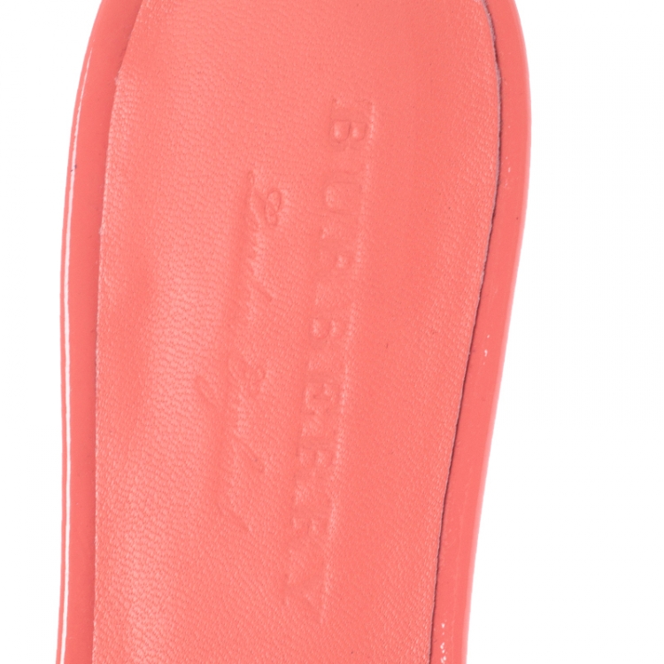 مملوكة مسبقًا Burberry Coral Orange Patent Leather Coleford Flat Slides Size 37