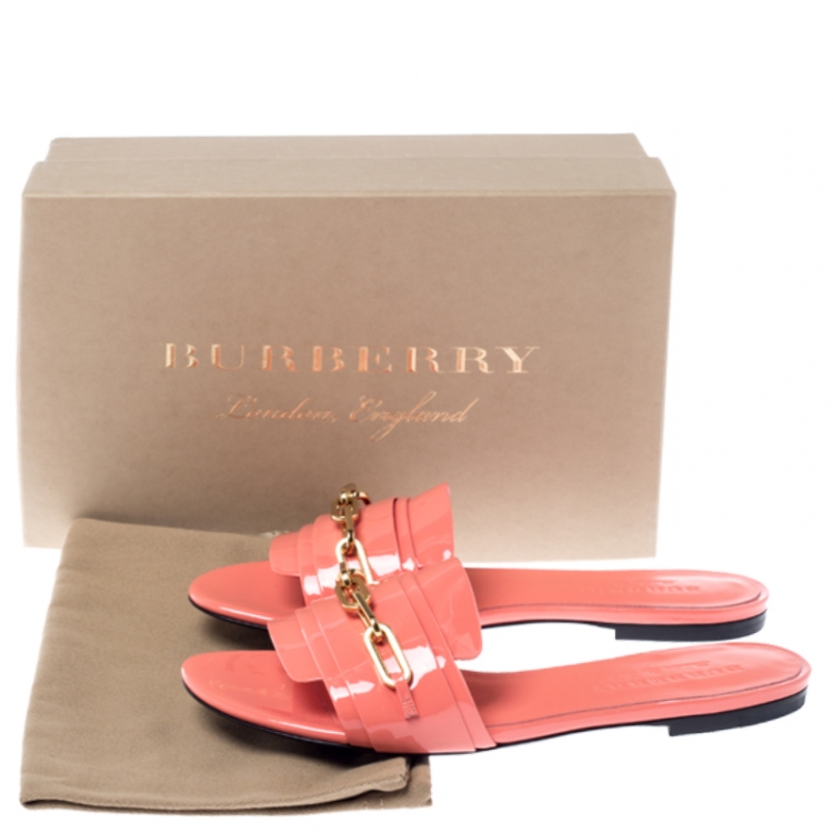 مملوكة مسبقًا Burberry Coral Orange Patent Leather Coleford Flat Slides Size 37
