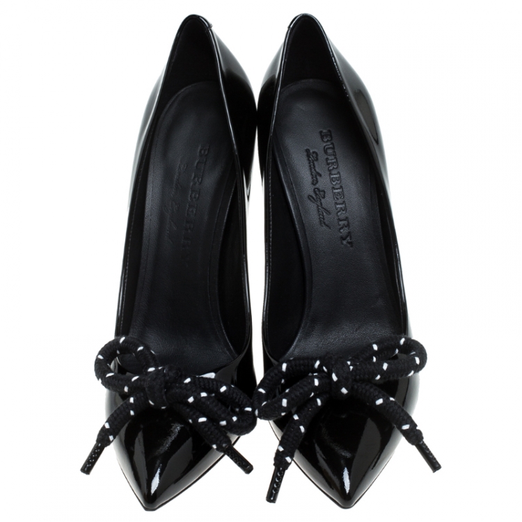 مملوكة مسبقًا Burberry Black Patent Leather Finsbury Bow Pointed Toe Pumps Size 38.5