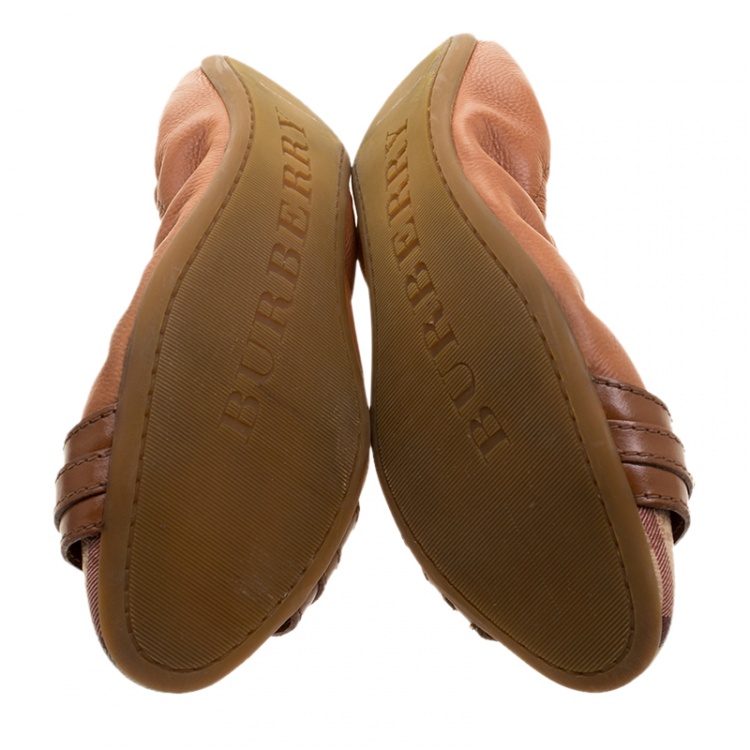 مملوكة مسبقًا Burberry Brown Leather and Nova Check Canvas Drayton Twistlock Scrunch Ballet Flats Size 36