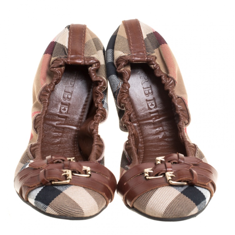 Pre Owned Burberry Beige/Brown Novacheck Canvas and Leather Buckle Scrunch Ballet Flats Size 39