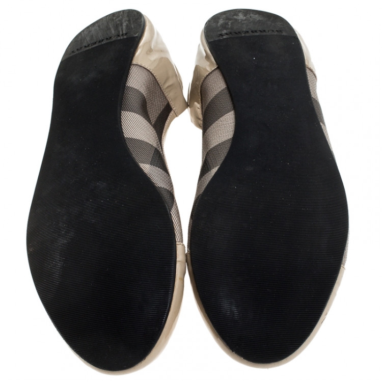Pre Owned Burberry Beige Bead Check Patent Leather and PVC Scrunch Ballet Flats Size 39