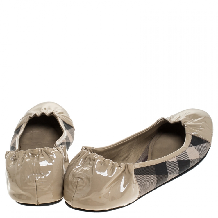 Pre Owned Burberry Beige Bead Check Patent Leather and PVC Scrunch Ballet Flats Size 39