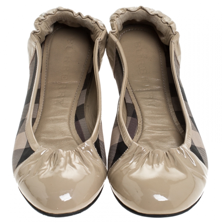 Pre Owned Burberry Beige Bead Check Patent Leather and PVC Scrunch Ballet Flats Size 39