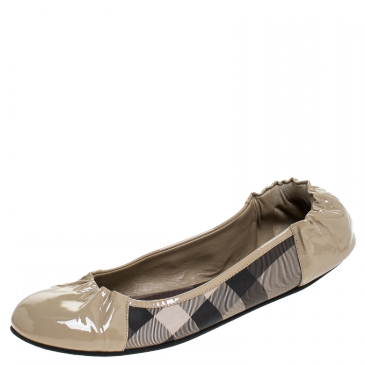Pre Owned Burberry Beige Bead Check Patent Leather and PVC Scrunch Ballet Flats Size 39