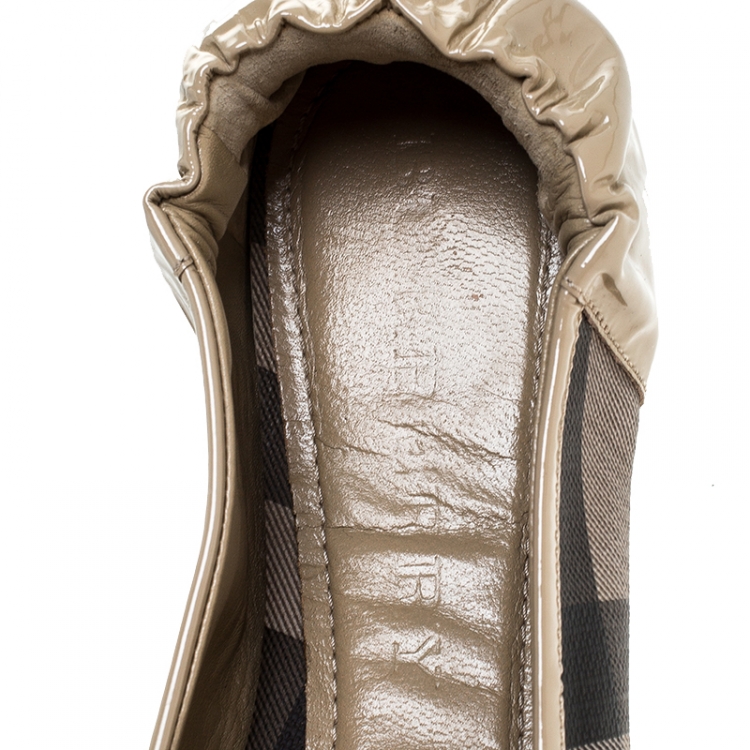 Pre Owned Burberry Beige Bead Check Patent Leather and PVC Scrunch Ballet Flats Size 39