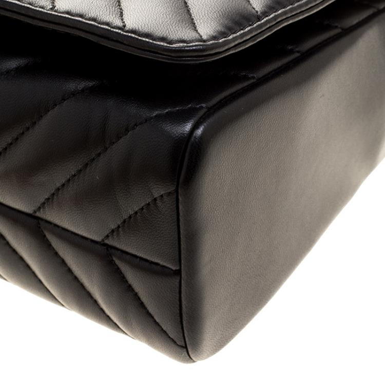 Pre Owned Carolina Herrera Black Quilted Leather Flap Bag