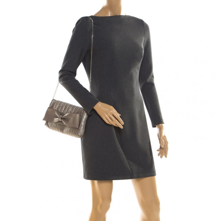 مملوكة مسبقًا Carolina Herrera Light Grey Leather Bow Shoulder Bag