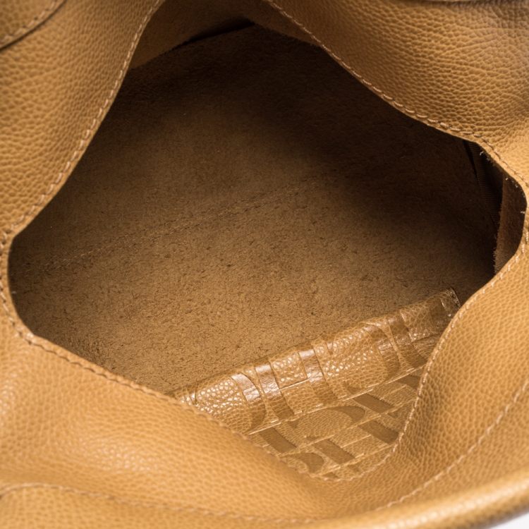 مملوكة مسبقًا Carolina Herrera Beige Pebbled Leather Satchel