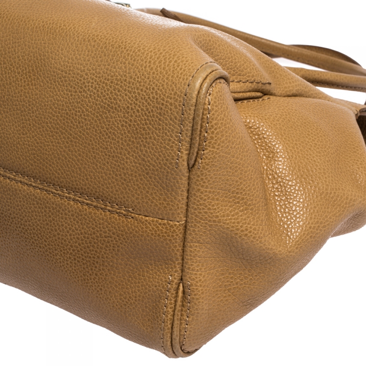 مملوكة مسبقًا Carolina Herrera Beige Pebbled Leather Satchel