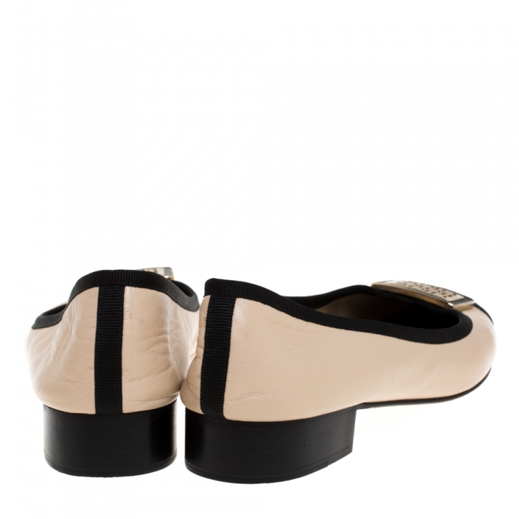 Pre Owned Carolina Herrera Beige/Black Leather And Grosgrain Trim Cap Toe Logo Ballet Flats Size 38