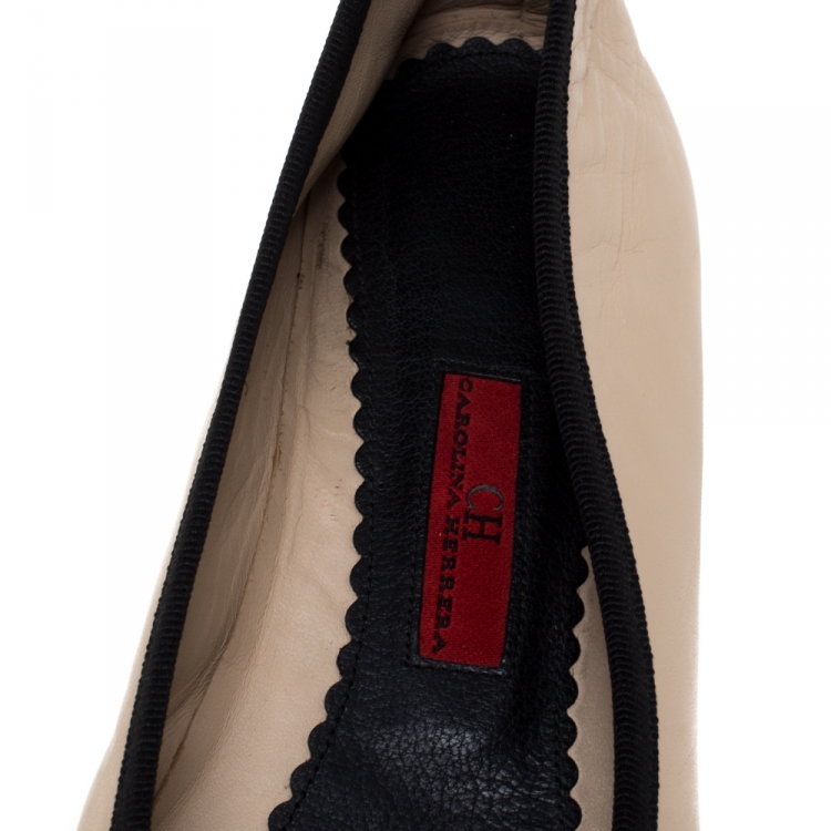 Pre Owned Carolina Herrera Beige/Black Leather And Grosgrain Trim Cap Toe Logo Ballet Flats Size 38