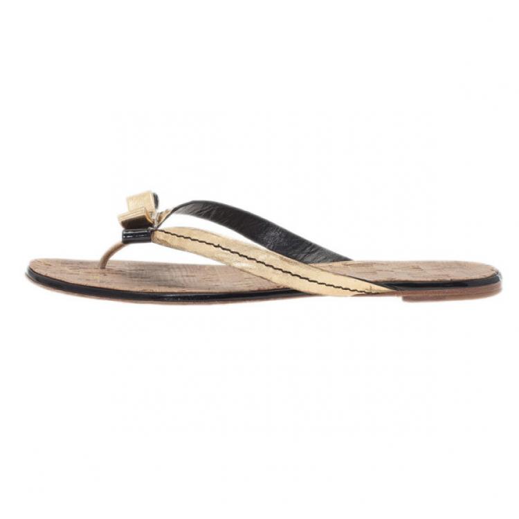 Pre Owned Carolina Herrera Gold Leather Thong Sandals Size 40