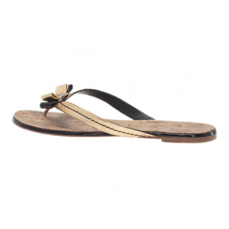 Pre Owned Carolina Herrera Gold Leather Thong Sandals Size 40