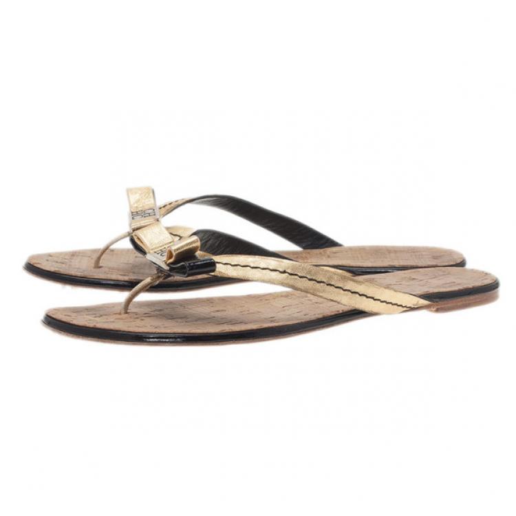 Pre Owned Carolina Herrera Gold Leather Thong Sandals Size 40