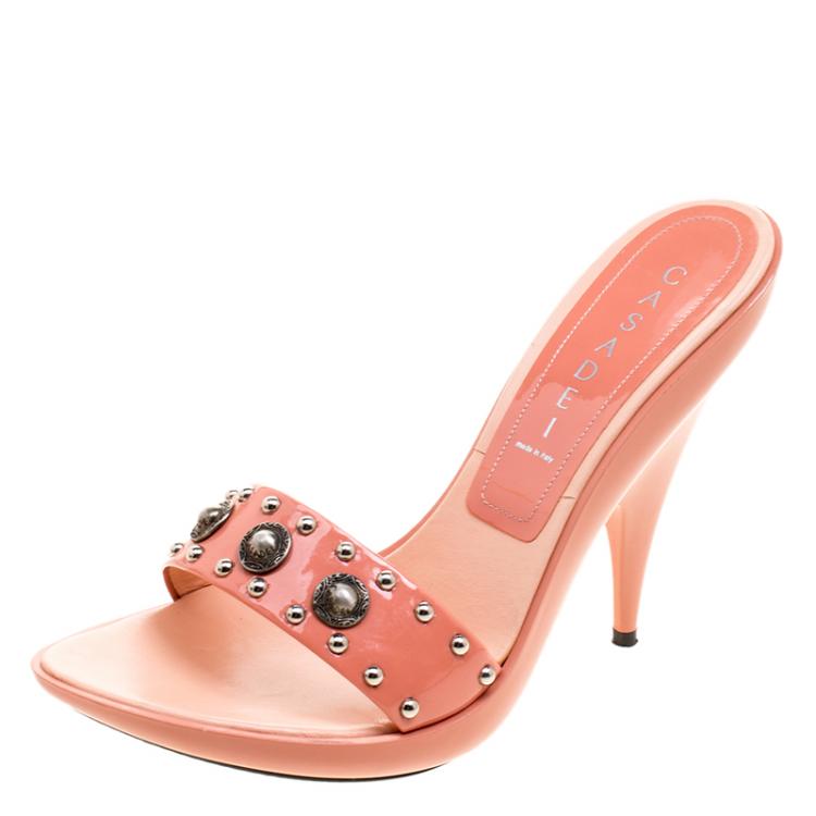 مملوكة مسبقًا Casadei Peach Patent Leather Studded Mules Size 39