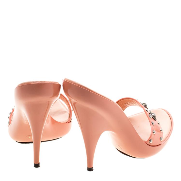 مملوكة مسبقًا Casadei Peach Patent Leather Studded Mules Size 39