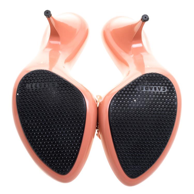 مملوكة مسبقًا Casadei Peach Patent Leather Studded Mules Size 39