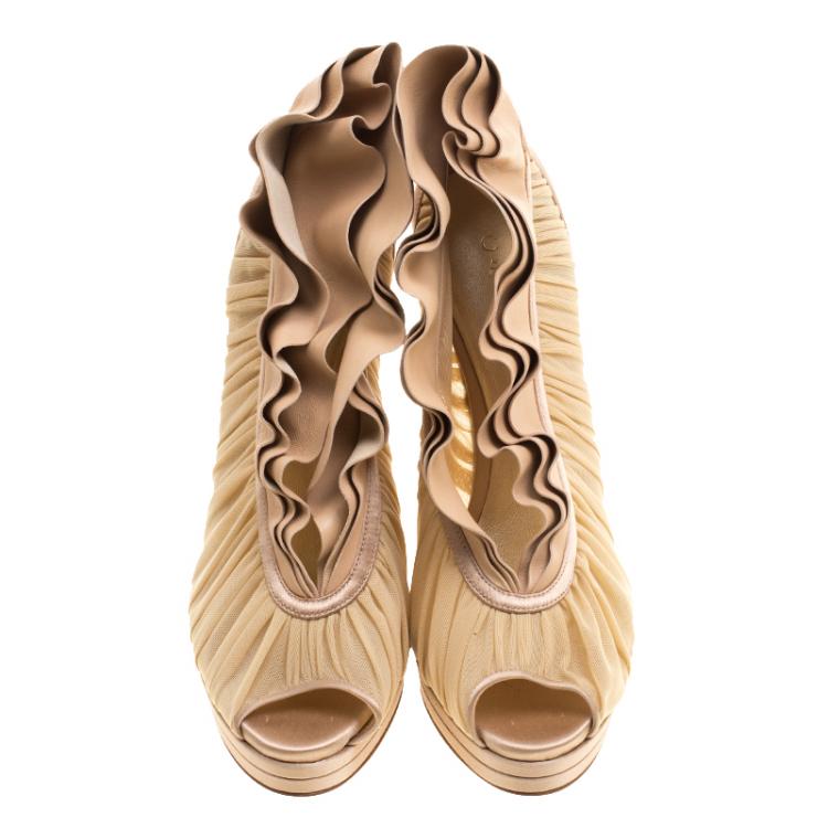 مملوكة مسبقًا Casadei Beige Satin/Mesh and Leather Ruffle Collar Tulle Platform Pumps Size 42