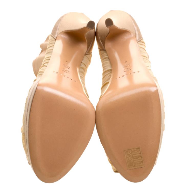 مملوكة مسبقًا Casadei Beige Satin/Mesh and Leather Ruffle Collar Tulle Platform Pumps Size 42