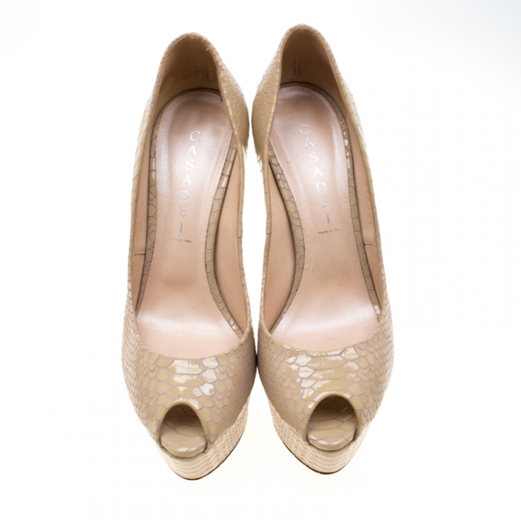 مملوكة مسبقًا Casadei Beige Python Embossed Leather Peep Toe Platform Pumps Size 38.5