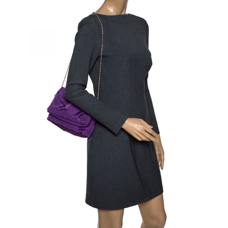 مملوكة مسبقًا Carolina Herrera Purple Fabric Bow Chain Clutch
