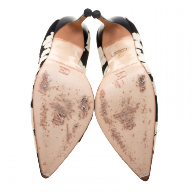 Pre Owned Carolina Herrera Monochrome Floral Print Lace Fabric Pointed Toe Pumps Size 38