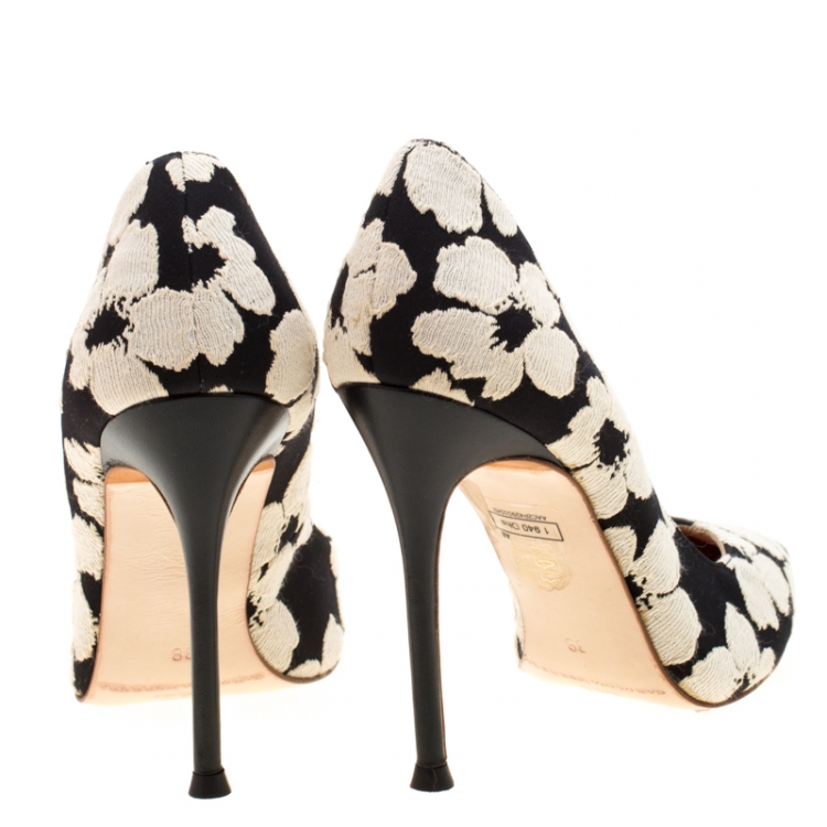 Pre Owned Carolina Herrera Monochrome Floral Print Lace Fabric Pointed Toe Pumps Size 38