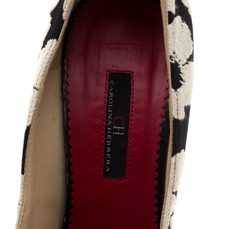 Pre Owned Carolina Herrera Monochrome Floral Print Lace Fabric Pointed Toe Pumps Size 38