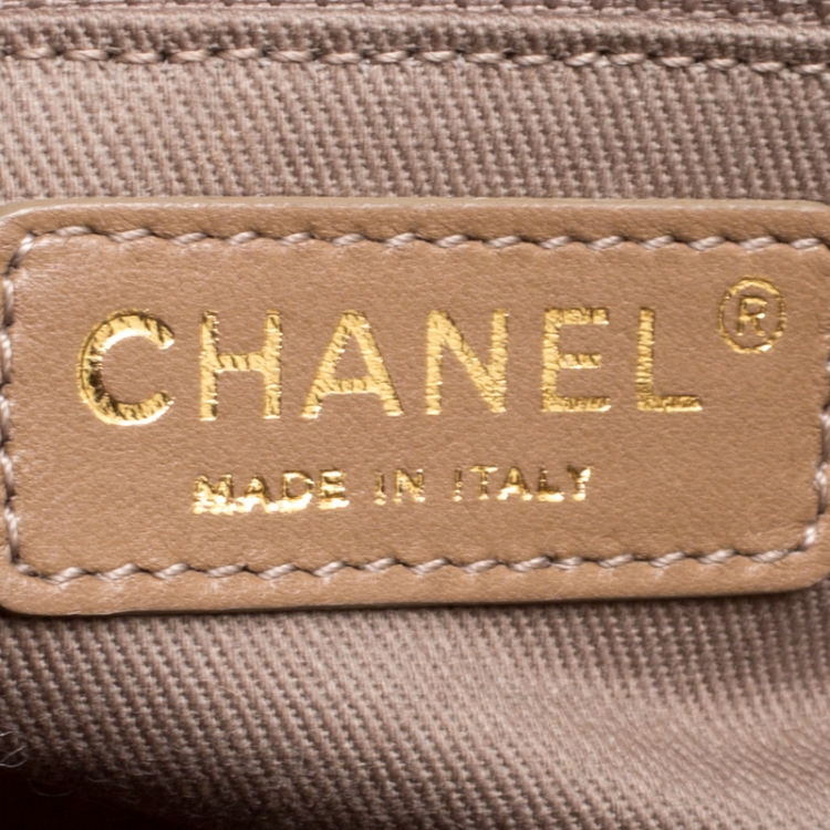 مملوكة مسبقًا Chanel Beige/Multicolor Fabric and Canvas Pompom Flap Shoulder Bag