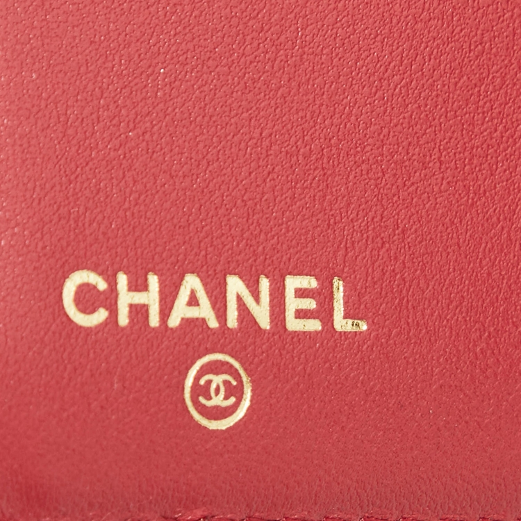 مملوكة مسبقًا Chanel Black Quilted Leather 19 Trifold Wallet