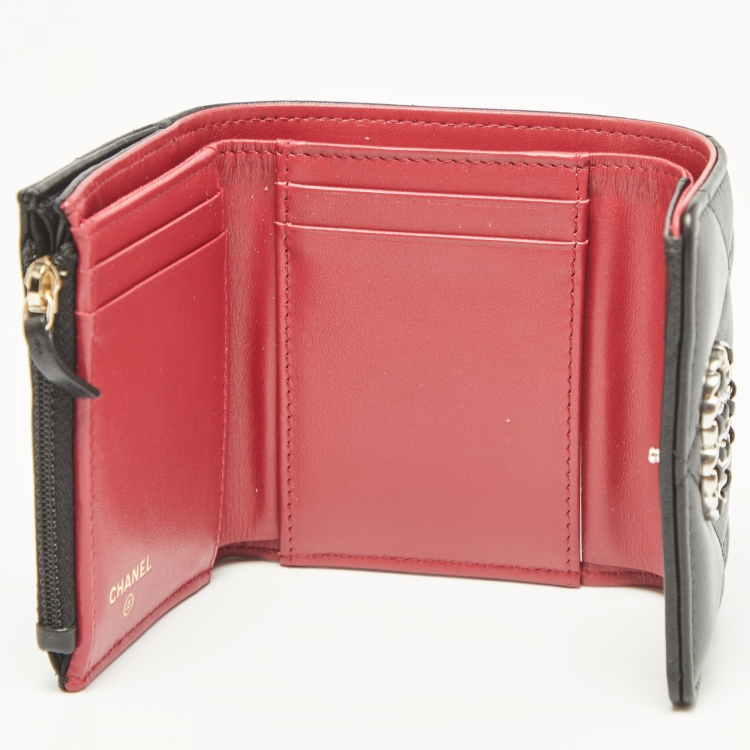مملوكة مسبقًا Chanel Black Quilted Leather 19 Trifold Wallet