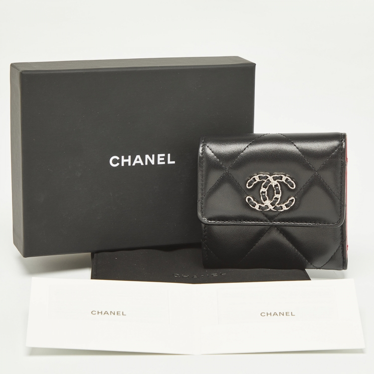 مملوكة مسبقًا Chanel Black Quilted Leather 19 Trifold Wallet