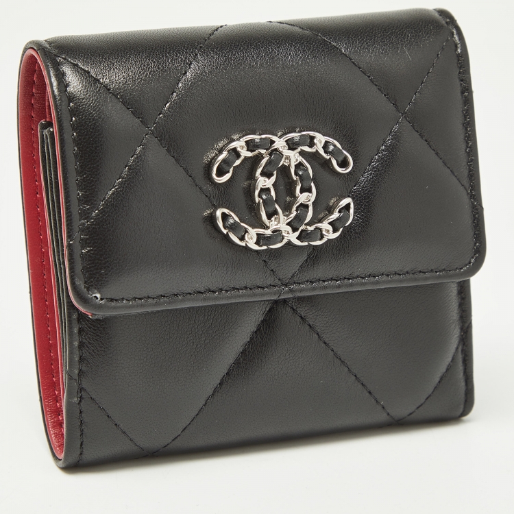 مملوكة مسبقًا Chanel Black Quilted Leather 19 Trifold Wallet